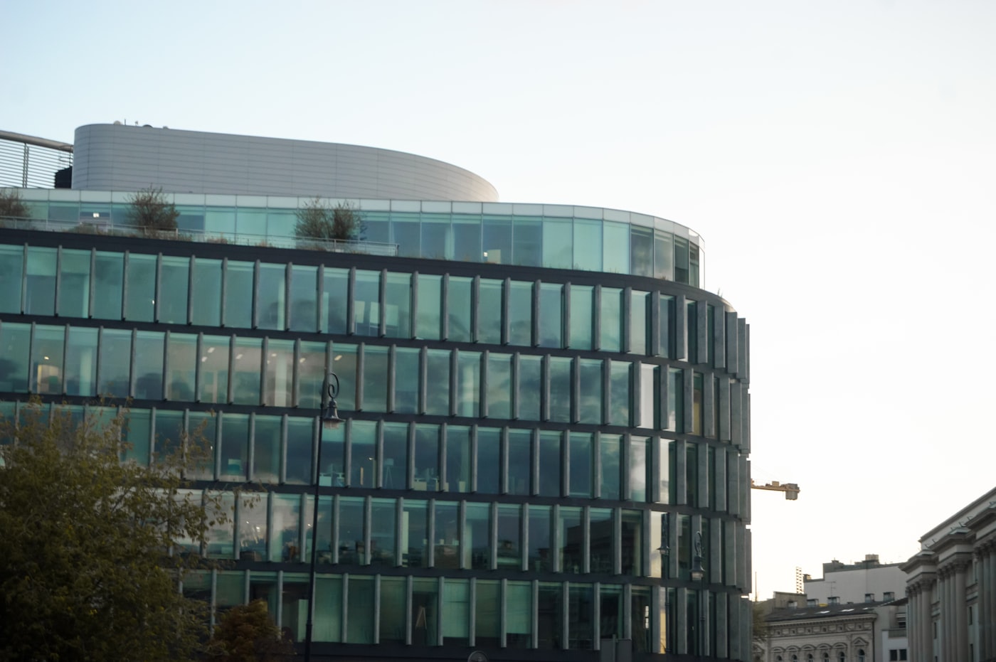 Fachada de prédio comercial moderno, vista lateral