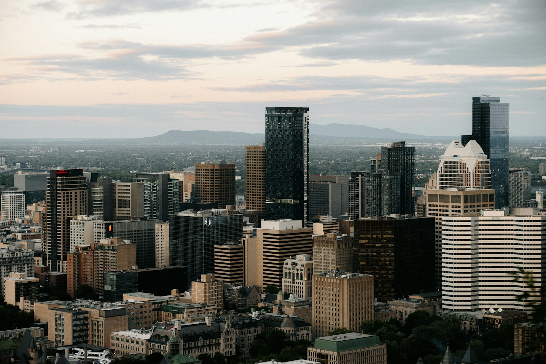 Skyline de uma cidade ao entardecer