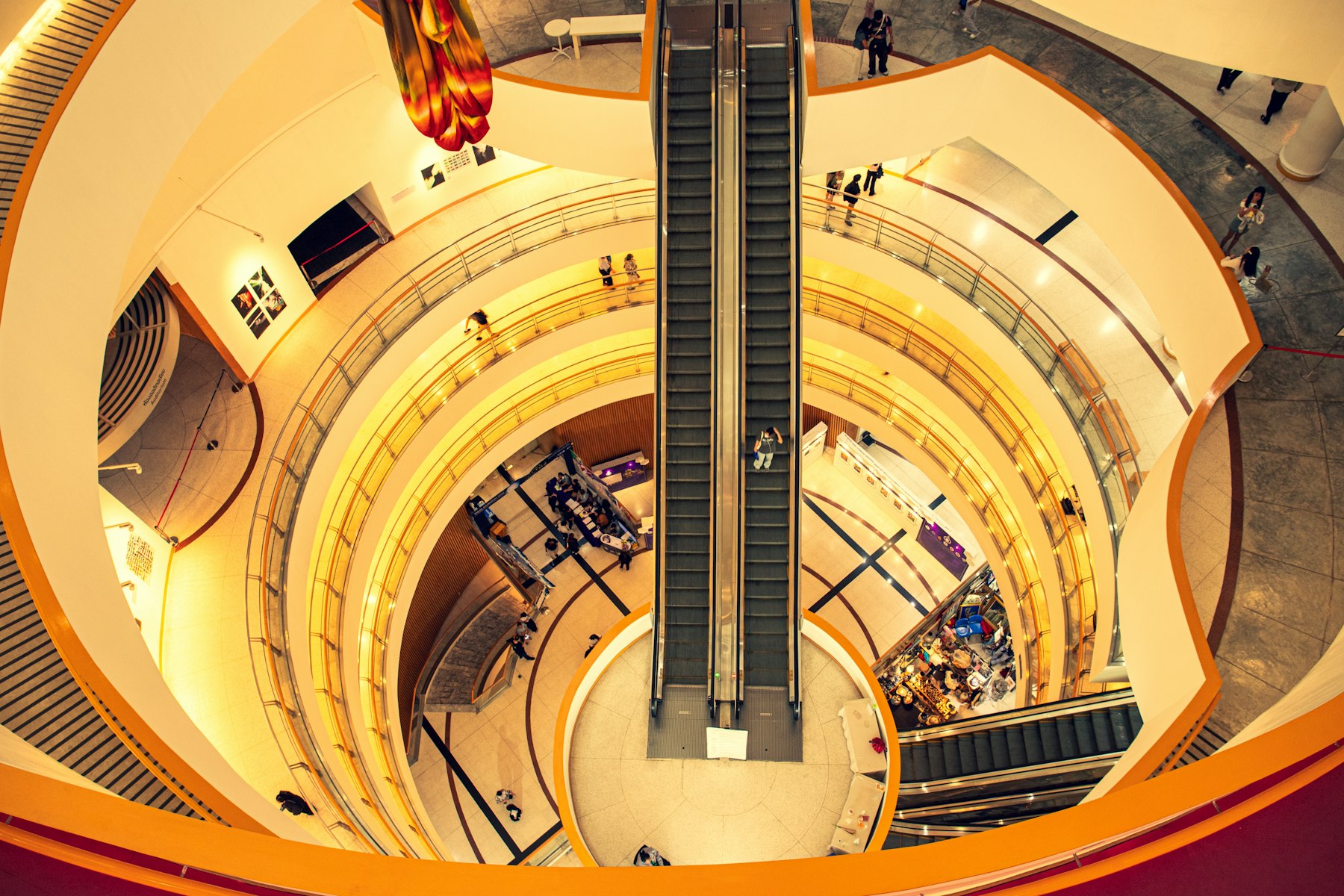 Átrio de shopping center moderno